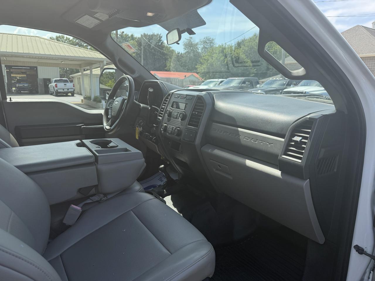 Ford Super Duty F-350 DRW XL 4WD Crew Cab 179" WB 60" CA 2019