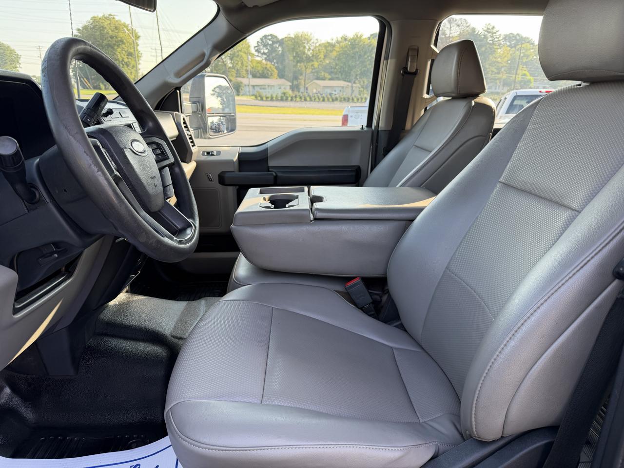Ford Super Duty F-550 DRW XL 4WD Crew Cab 179" WB 60" CA 2022