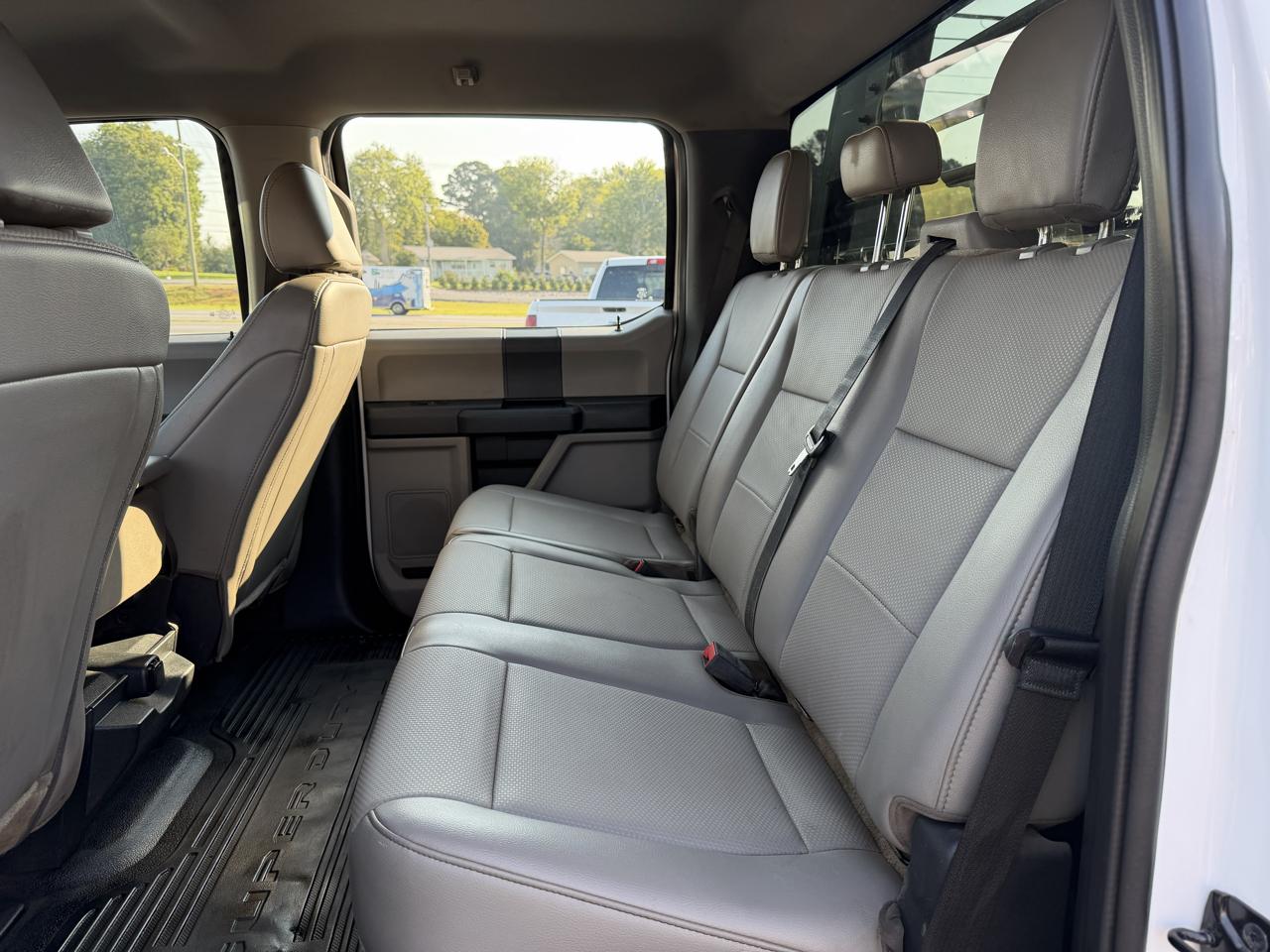 Ford Super Duty F-550 DRW XL 4WD Crew Cab 179" WB 60" CA 2022