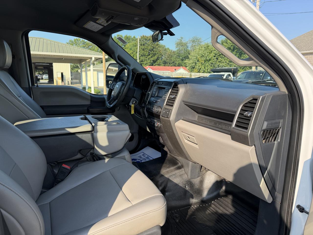 Ford Super Duty F-550 DRW XL 4WD Crew Cab 179" WB 60" CA 2022