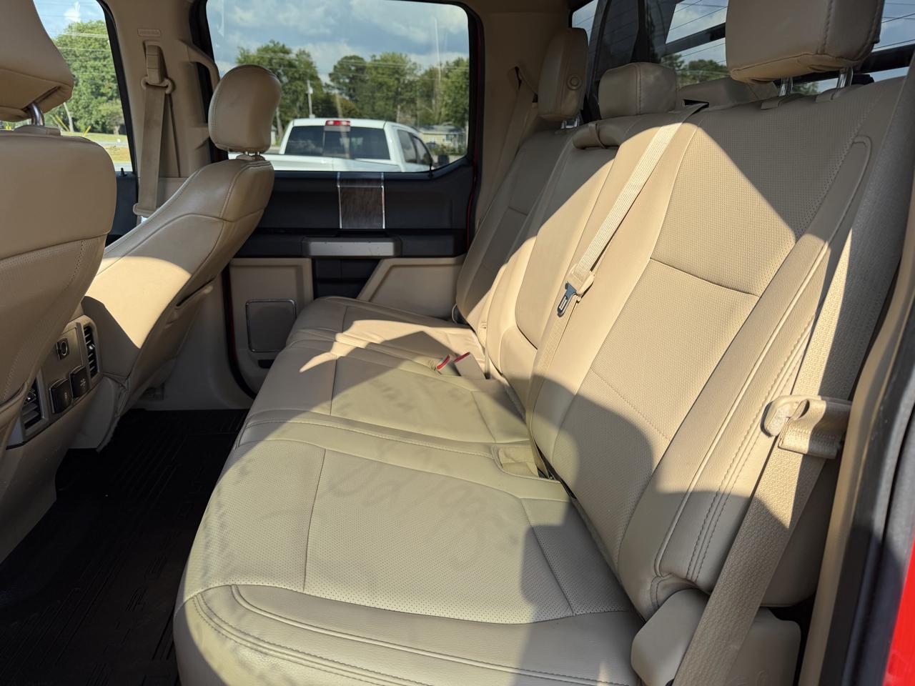 Ford Super Duty F-350 SRW Lariat 4WD Crew Cab 8' Box 2017