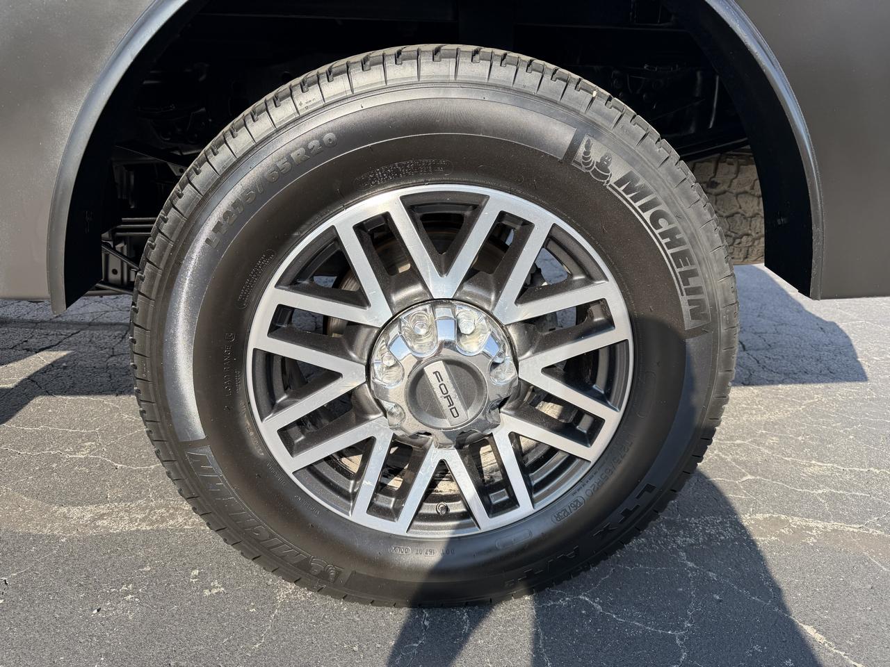 Ford Super Duty F-350 SRW Lariat 4WD Crew Cab 8' Box 2017