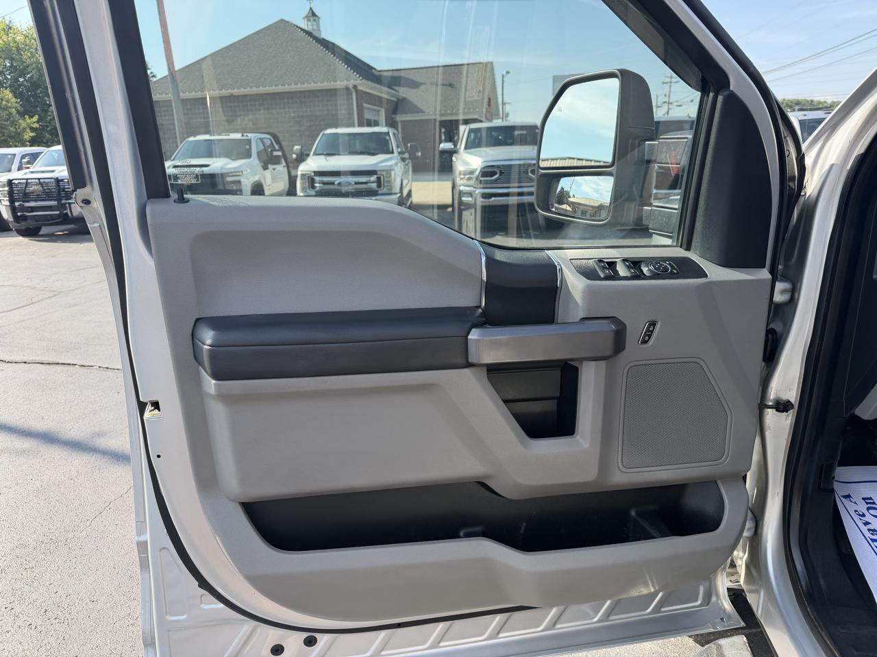 Ford Super Duty F-350 DRW XLT 4WD Crew Cab 8' Box 2018