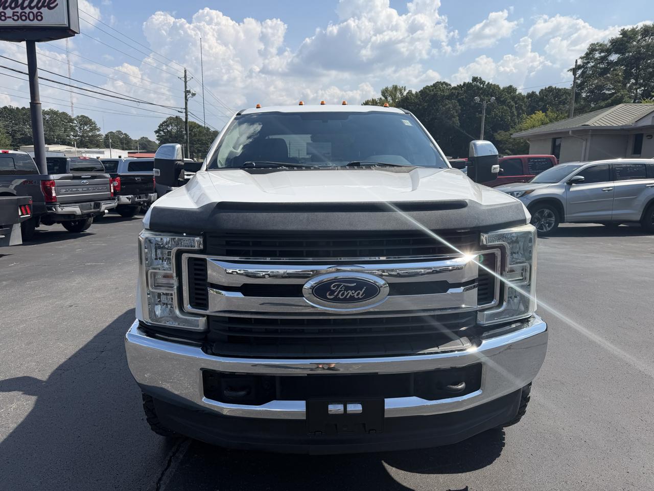 Ford Super Duty F-350 DRW XLT 4WD Crew Cab 8' Box 2017