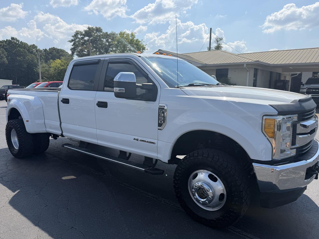 Ford Super Duty F-350 DRW XLT 4WD Crew Cab 8' Box 2017