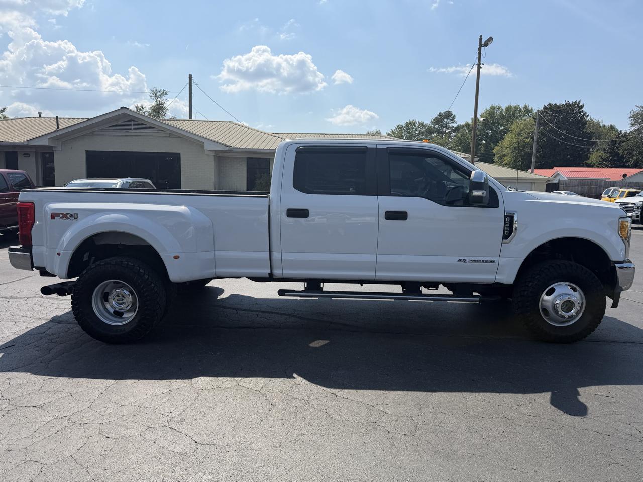 Ford Super Duty F-350 DRW XLT 4WD Crew Cab 8' Box 2017
