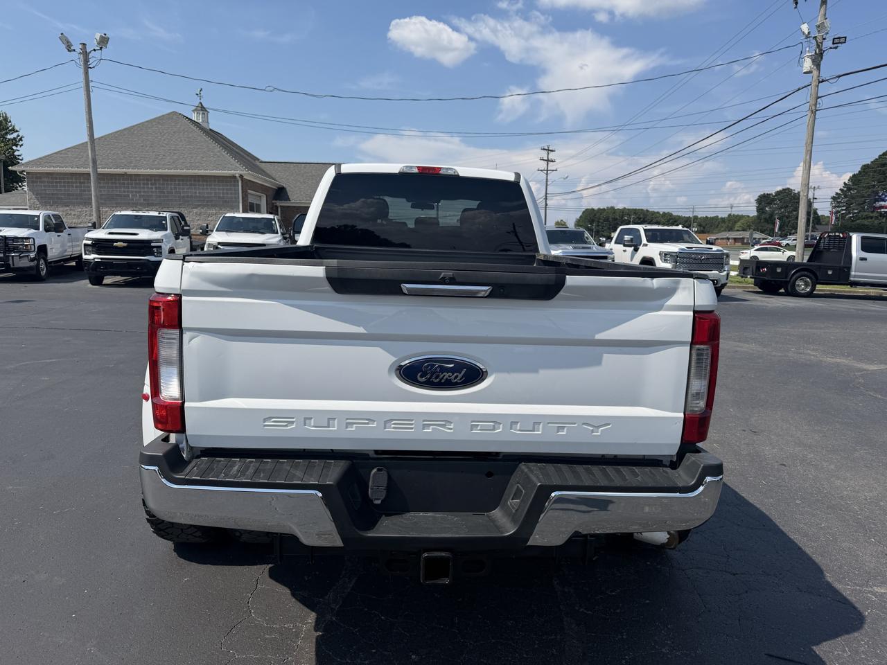 Ford Super Duty F-350 DRW XLT 4WD Crew Cab 8' Box 2017