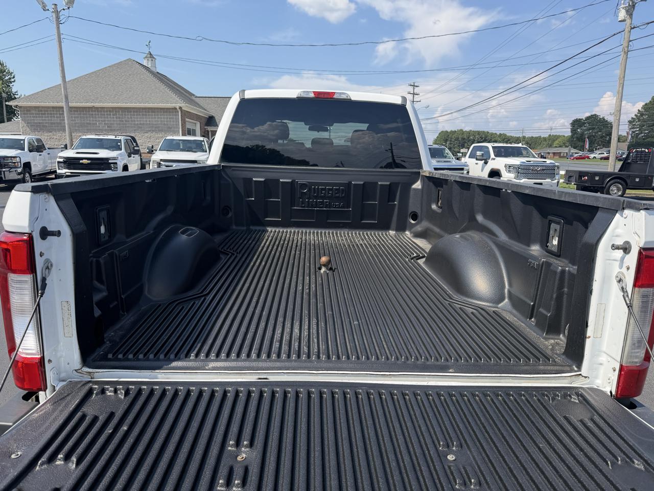 Ford Super Duty F-350 DRW XLT 4WD Crew Cab 8' Box 2017