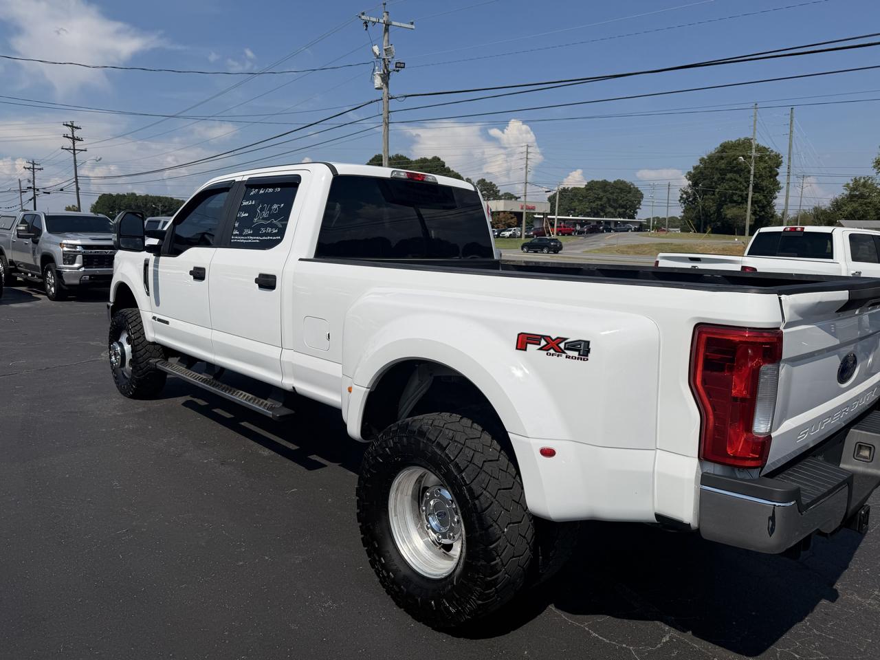 Ford Super Duty F-350 DRW XLT 4WD Crew Cab 8' Box 2017