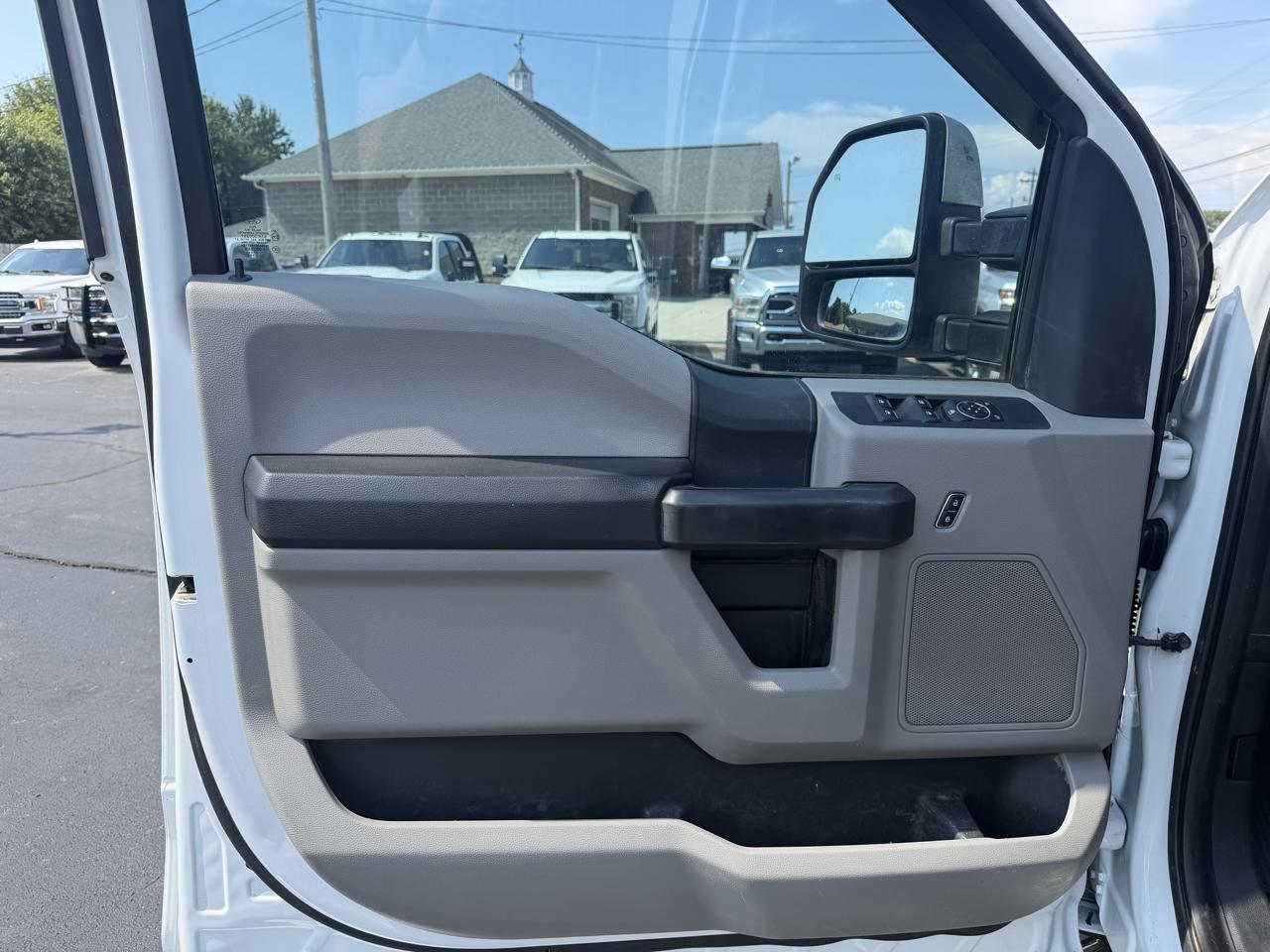 Ford Super Duty F-350 DRW XLT 4WD Crew Cab 8' Box 2017