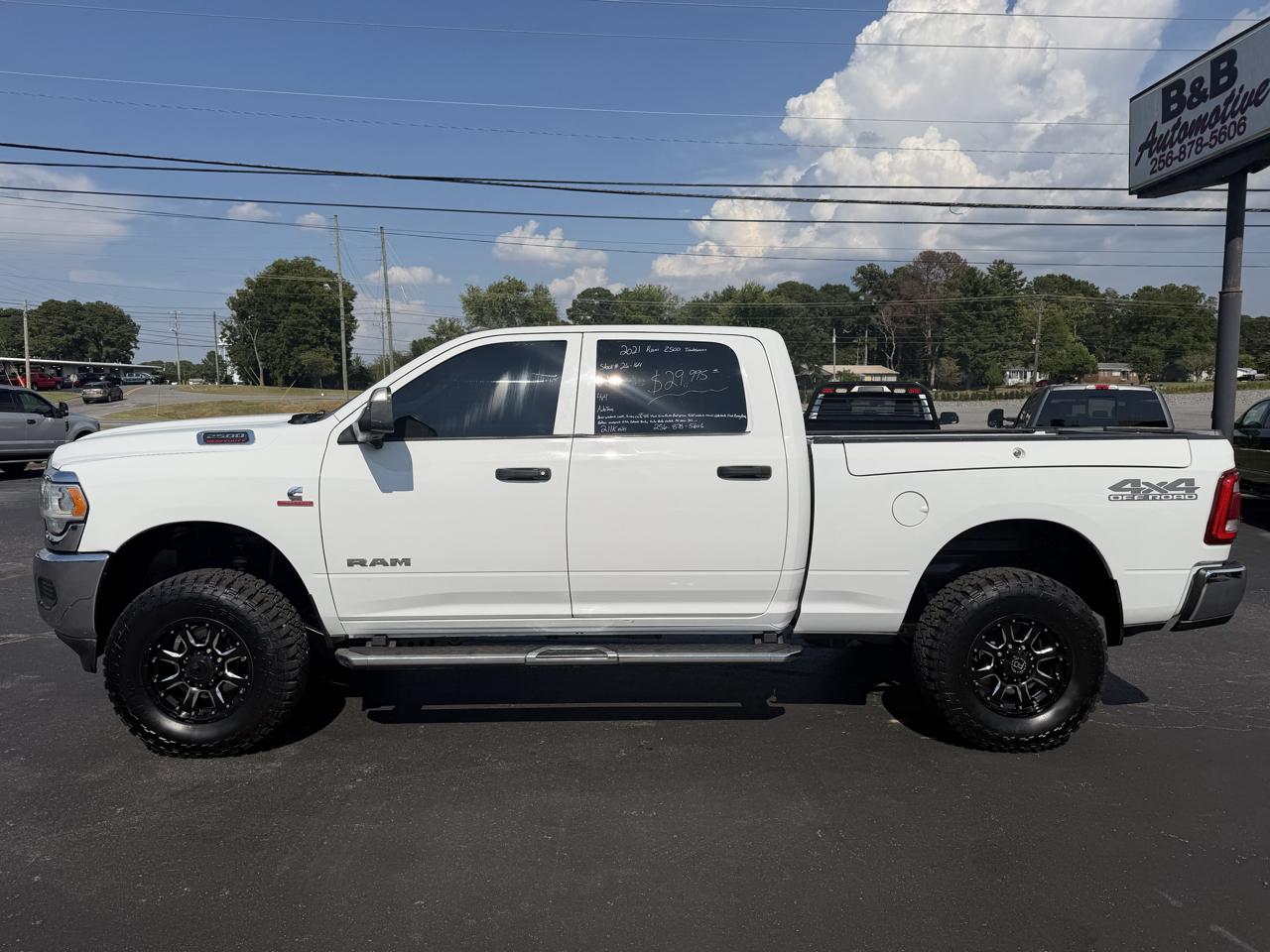RAM 2500 Tradesman 4x4 Crew Cab 6'4" Box 2021