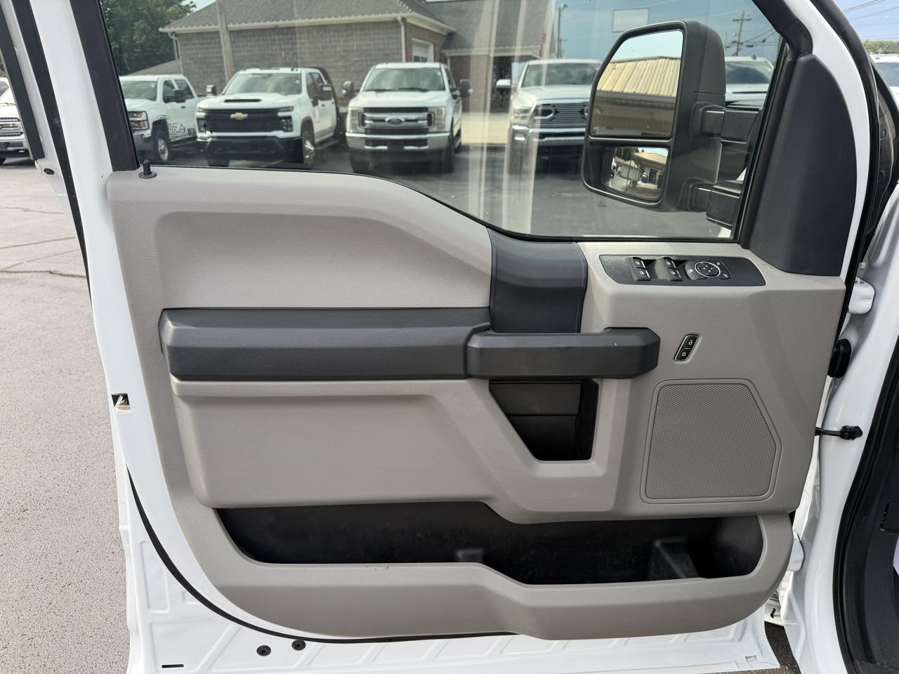 Ford Super Duty F-350 DRW XL 2WD Crew Cab 179" WB 60" CA 2022