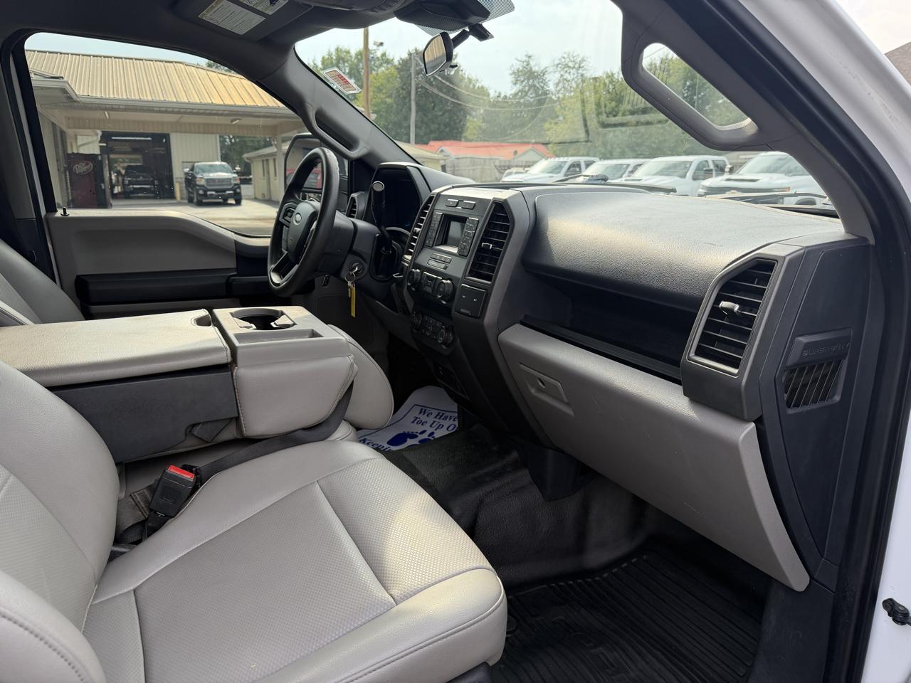 Ford Super Duty F-350 DRW XL 2WD Crew Cab 179" WB 60" CA 2022