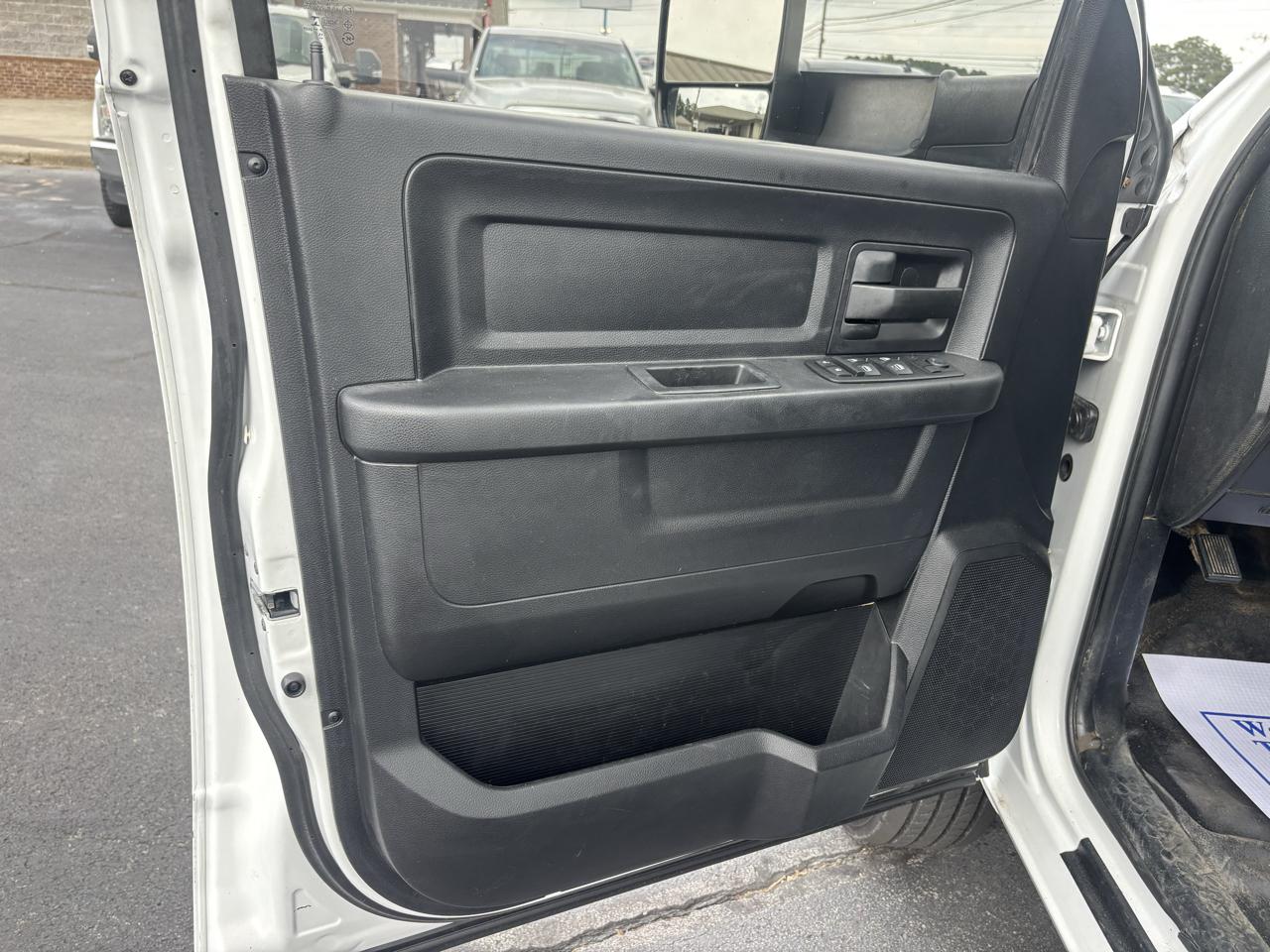 RAM 3500 4WD Crew Cab 172" WB 60" CA Tradesman 2014