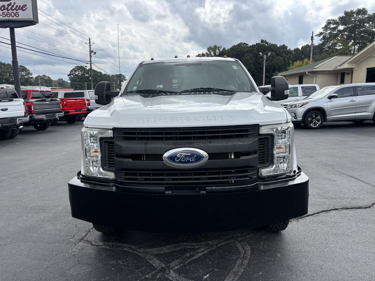 Ford Super Duty F-350 DRW XL 4WD Crew Cab 179" WB 60" CA 2019