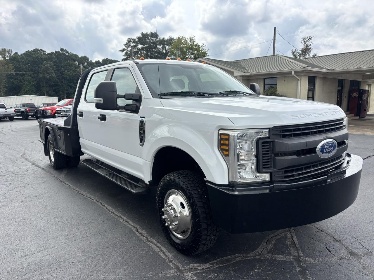 Ford Super Duty F-350 DRW XL 4WD Crew Cab 179" WB 60" CA 2019