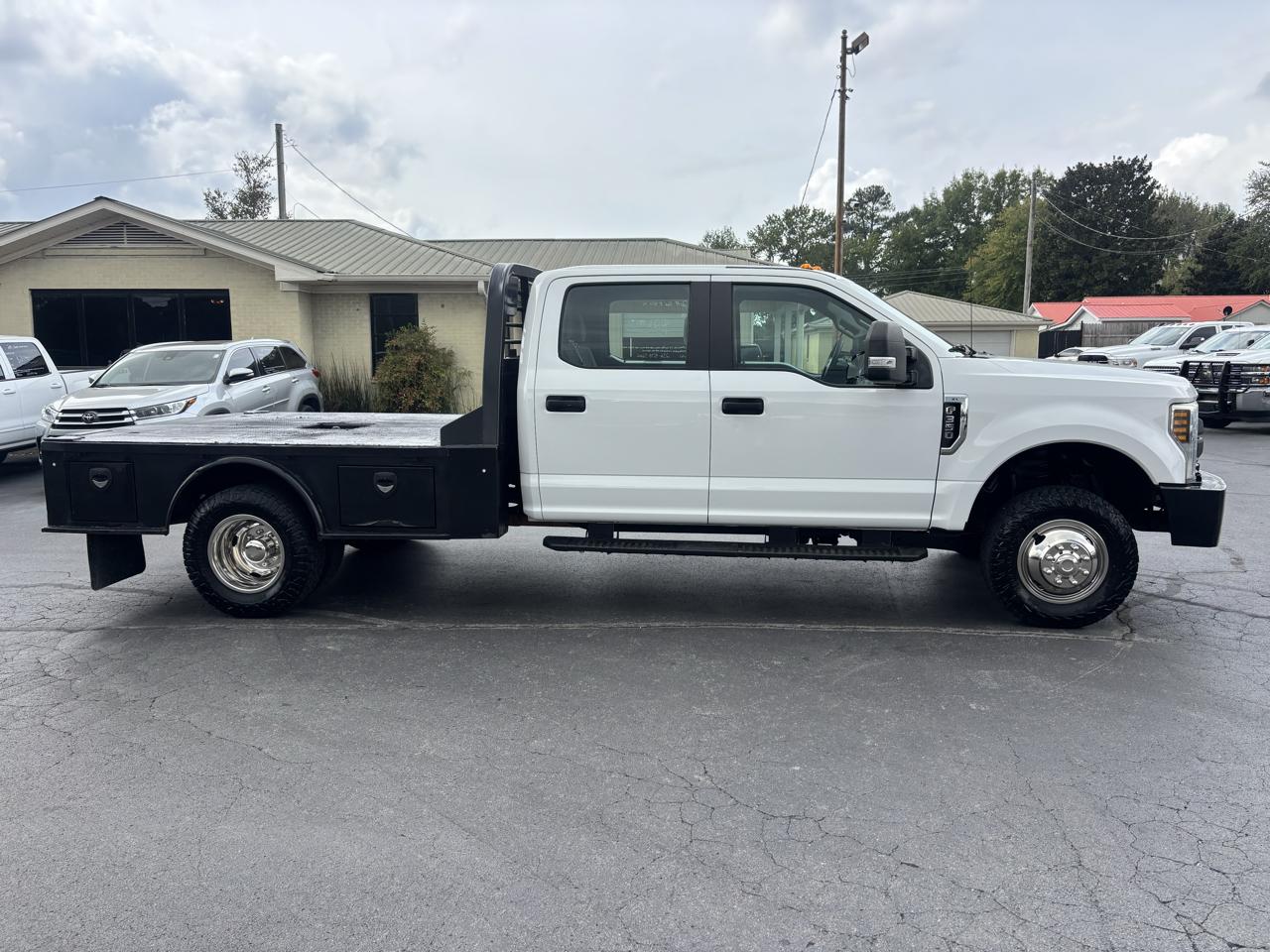 Ford Super Duty F-350 DRW XL 4WD Crew Cab 179" WB 60" CA 2019