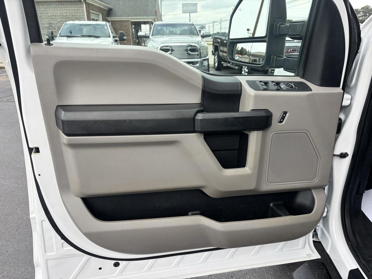 Ford Super Duty F-350 DRW XL 4WD Crew Cab 179" WB 60" CA 2019