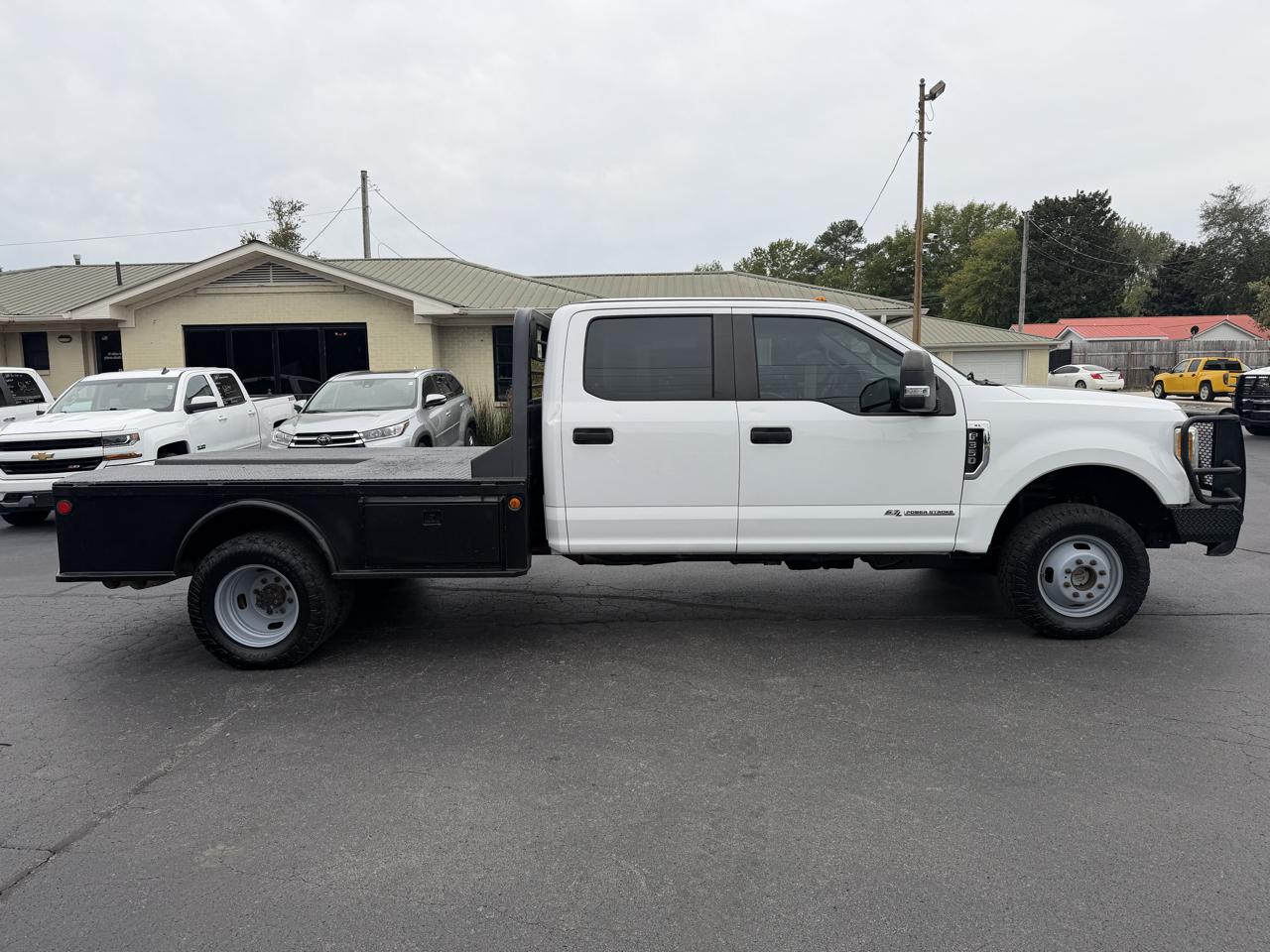 Ford Super Duty F-350 DRW XL 4WD Crew Cab 179" WB 60" CA 2017