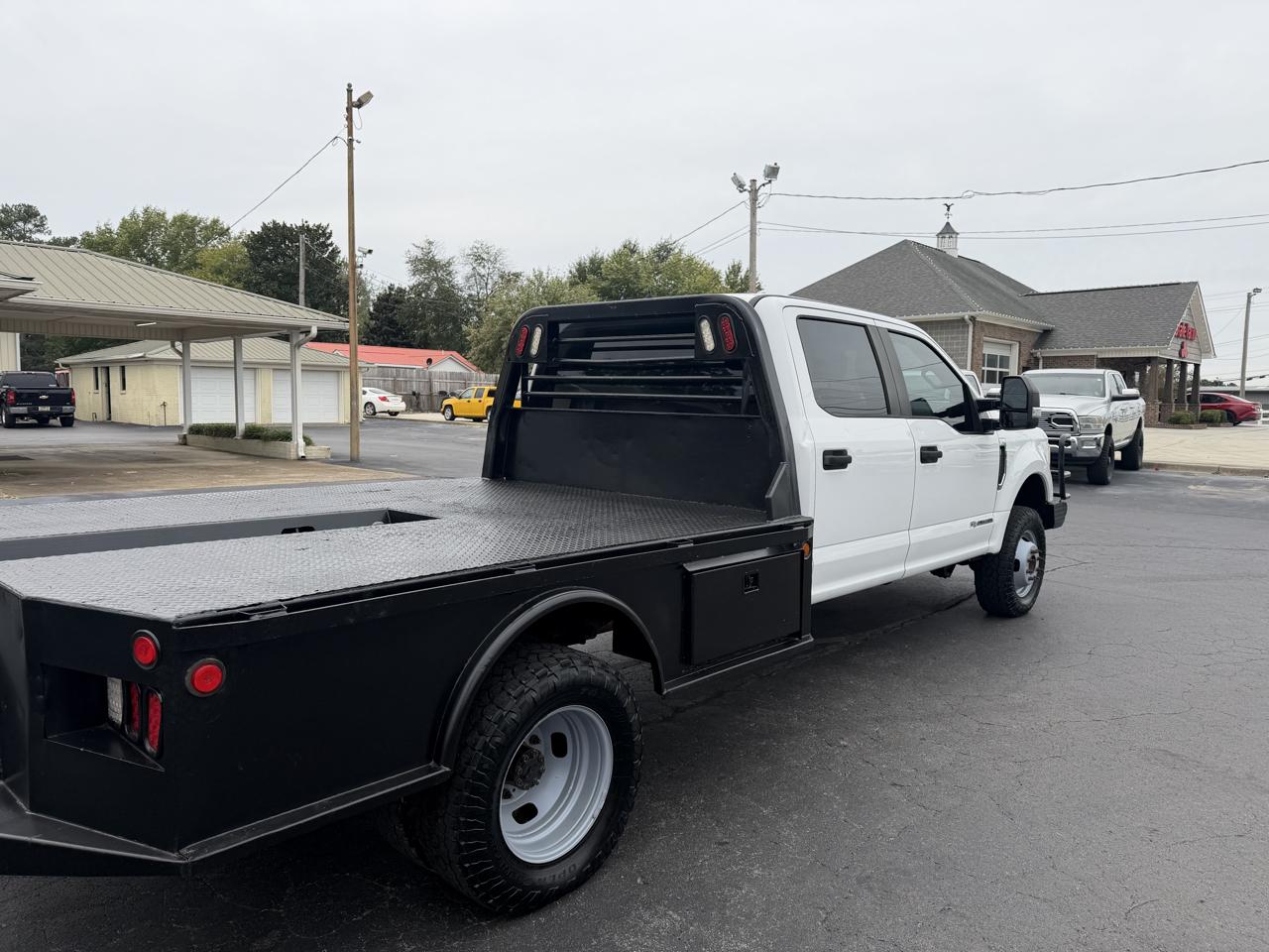 Ford Super Duty F-350 DRW XL 4WD Crew Cab 179" WB 60" CA 2017