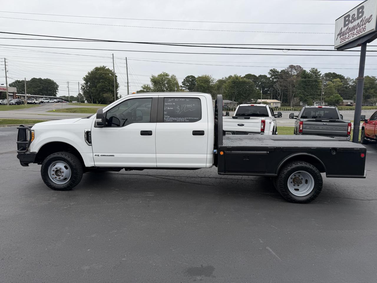 Ford Super Duty F-350 DRW XL 4WD Crew Cab 179" WB 60" CA 2017