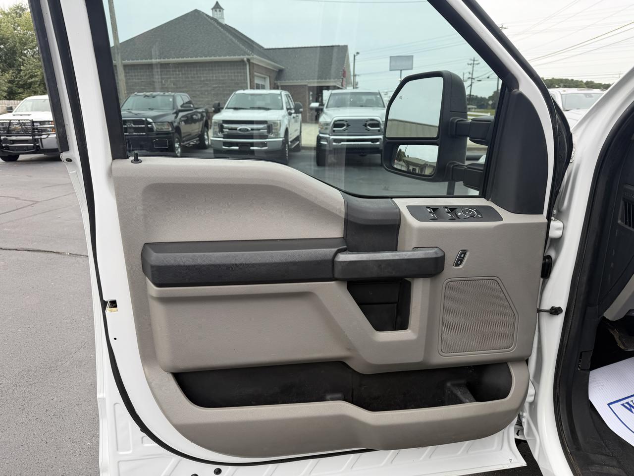 Ford Super Duty F-350 DRW XL 4WD Crew Cab 179" WB 60" CA 2017