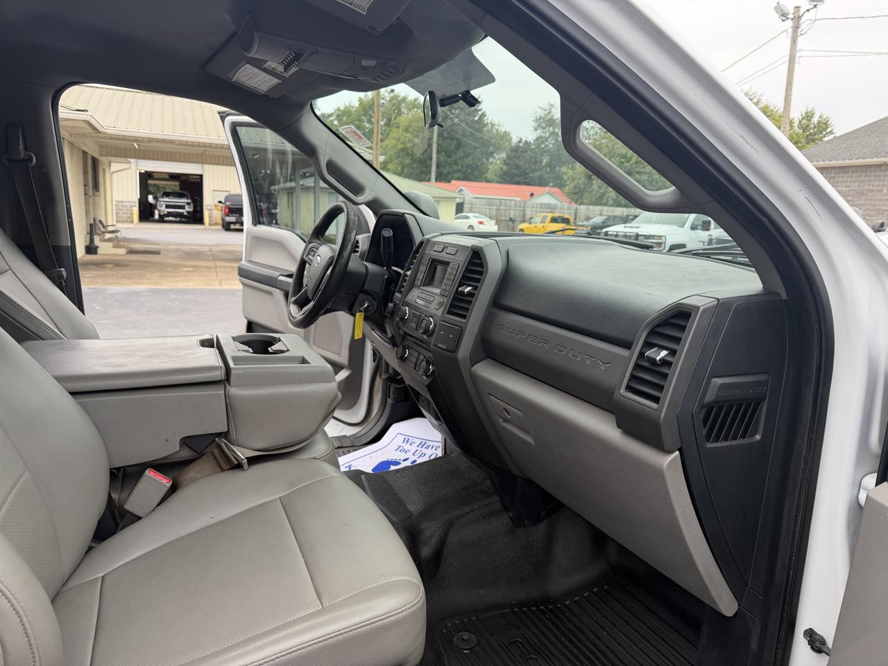 Ford Super Duty F-350 DRW XL 4WD Crew Cab 179" WB 60" CA 2017