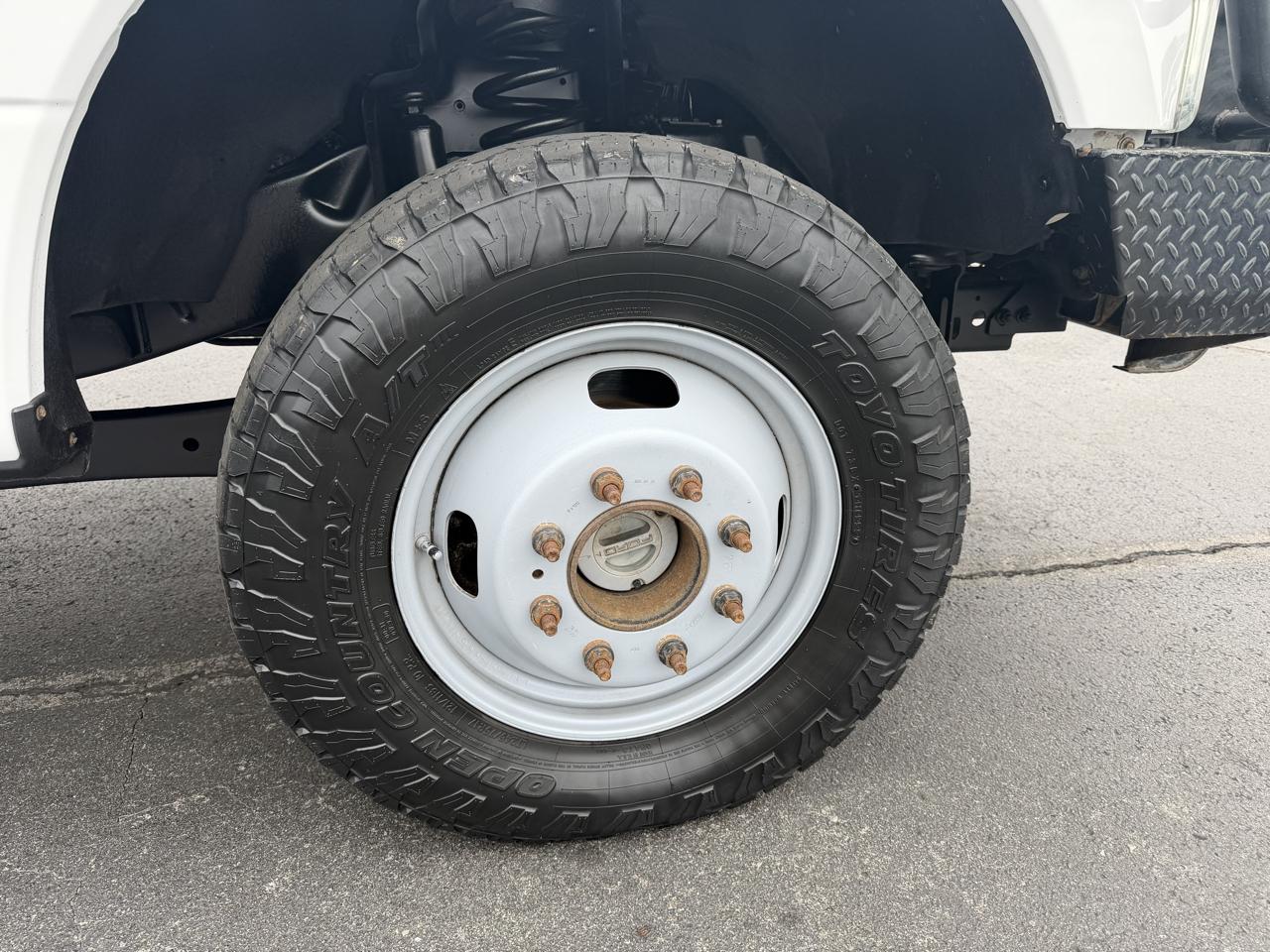 Ford Super Duty F-350 DRW XL 4WD Crew Cab 179" WB 60" CA 2017