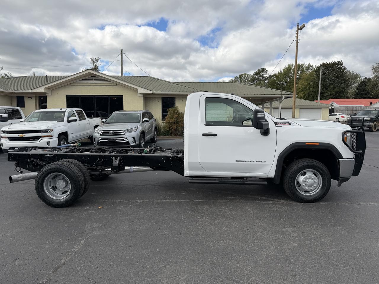 GMC Sierra 3500HD CC 4WD Reg Cab 171" WB, 84.5" CA Pro 2022