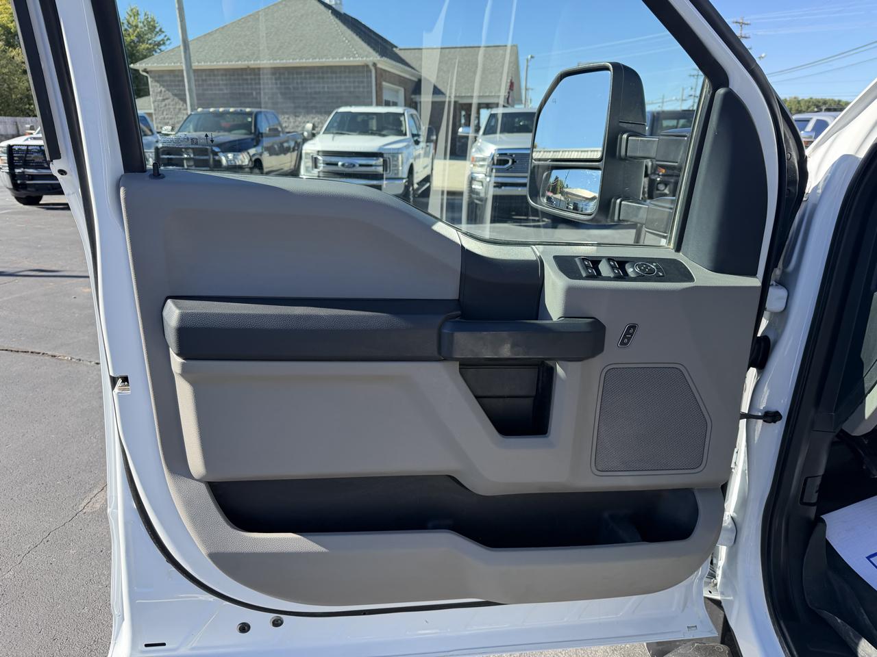 Ford Super Duty F-550 DRW XL 4WD Crew Cab 203" WB 84" CA 2022