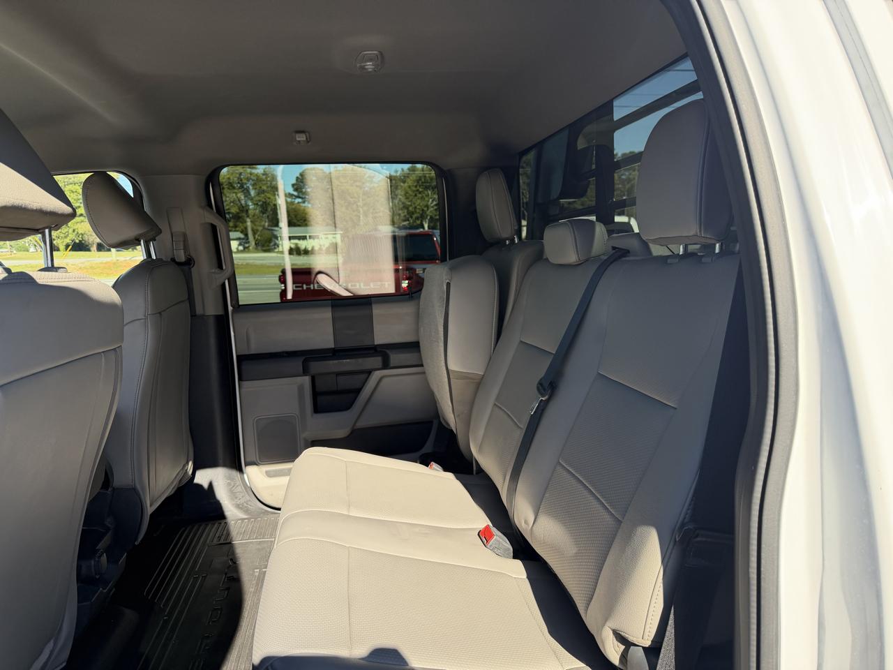 Ford Super Duty F-550 DRW XL 4WD Crew Cab 203" WB 84" CA 2022