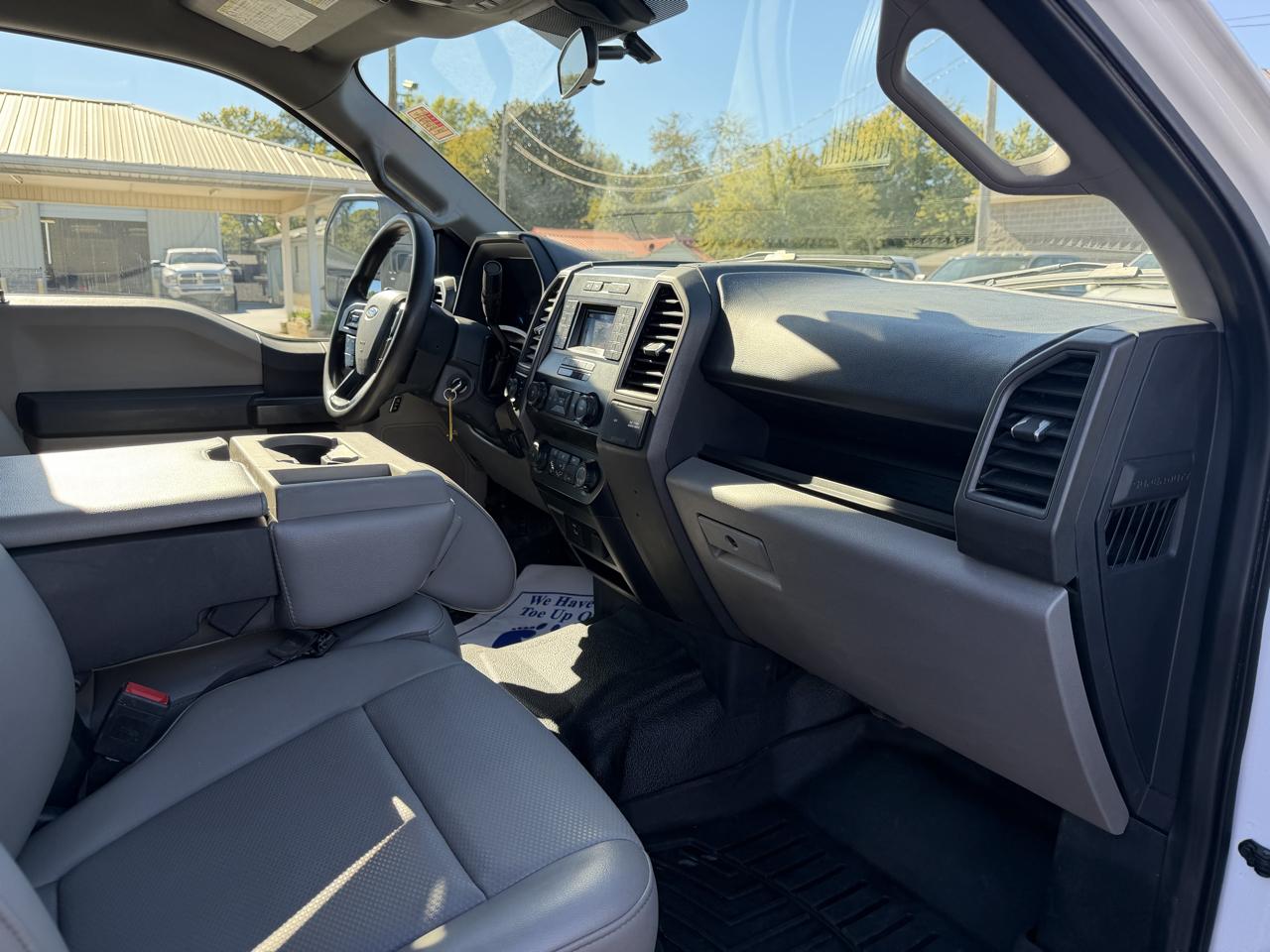 Ford Super Duty F-550 DRW XL 4WD Crew Cab 203" WB 84" CA 2022
