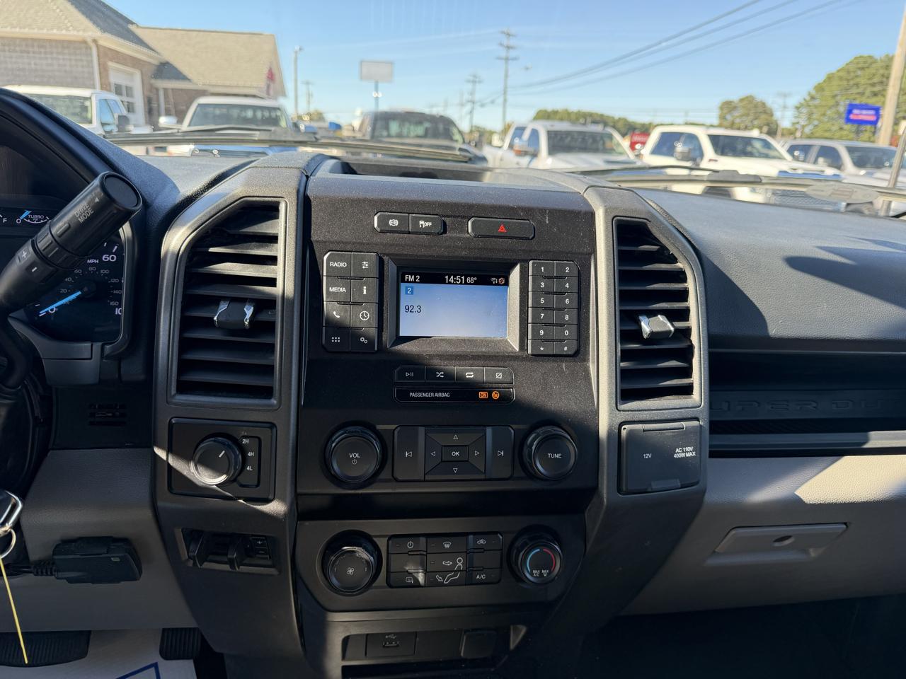 Ford Super Duty F-550 DRW XL 4WD Crew Cab 203" WB 84" CA 2022
