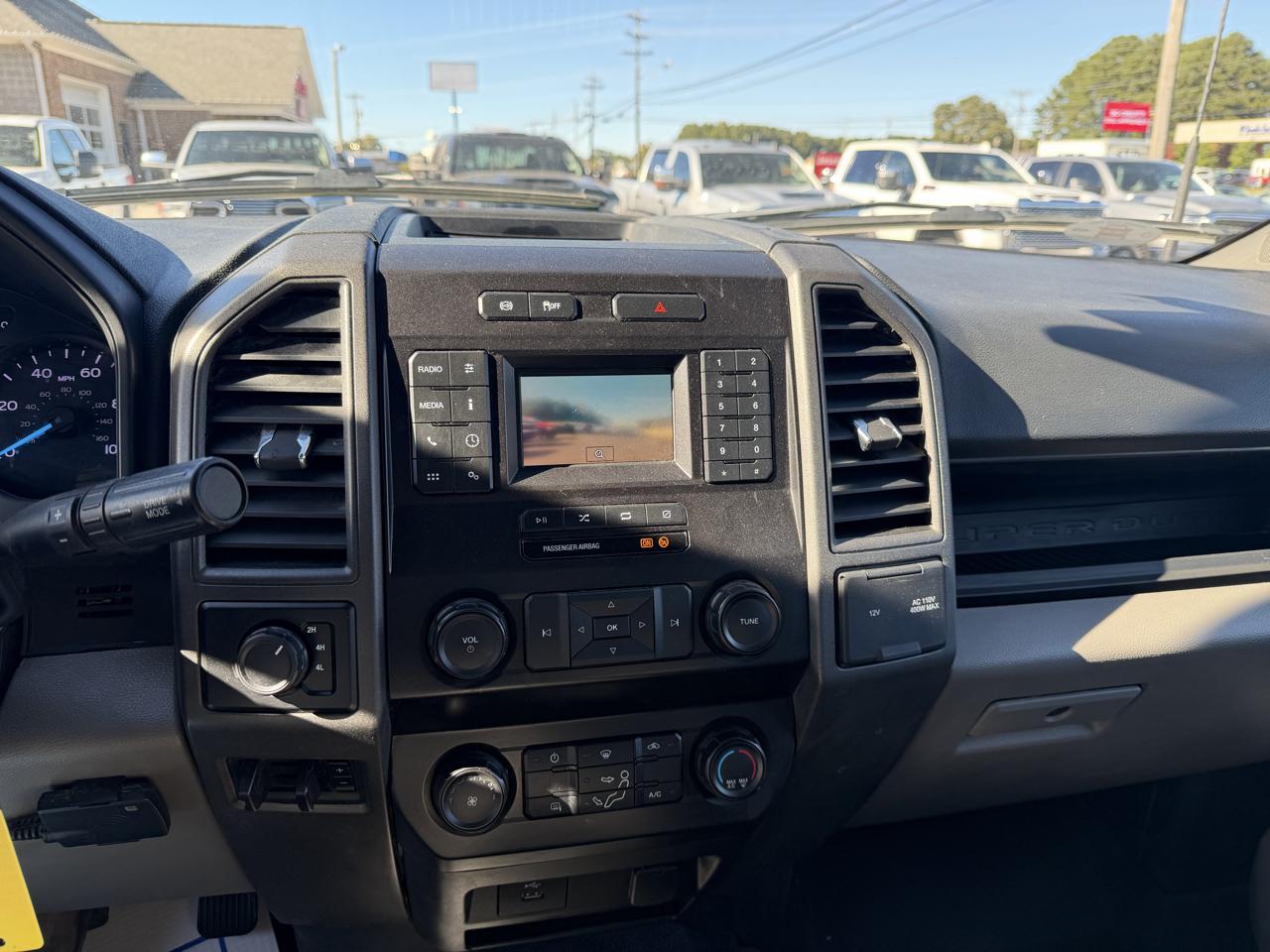 Ford Super Duty F-550 DRW XL 4WD Crew Cab 203" WB 84" CA 2022