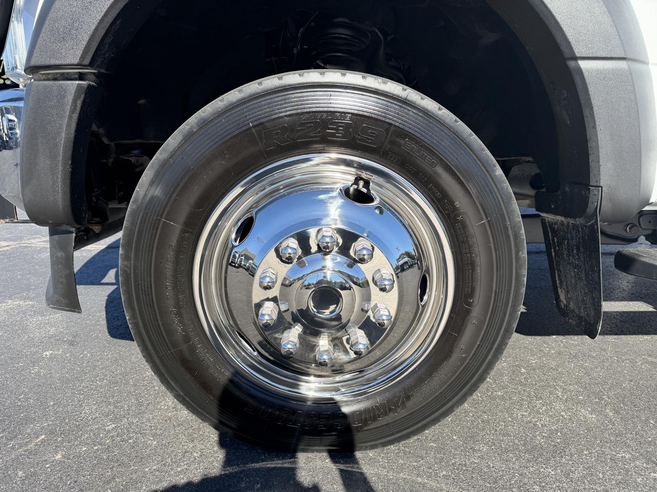 Ford Super Duty F-550 DRW XL 4WD Crew Cab 203" WB 84" CA 2022