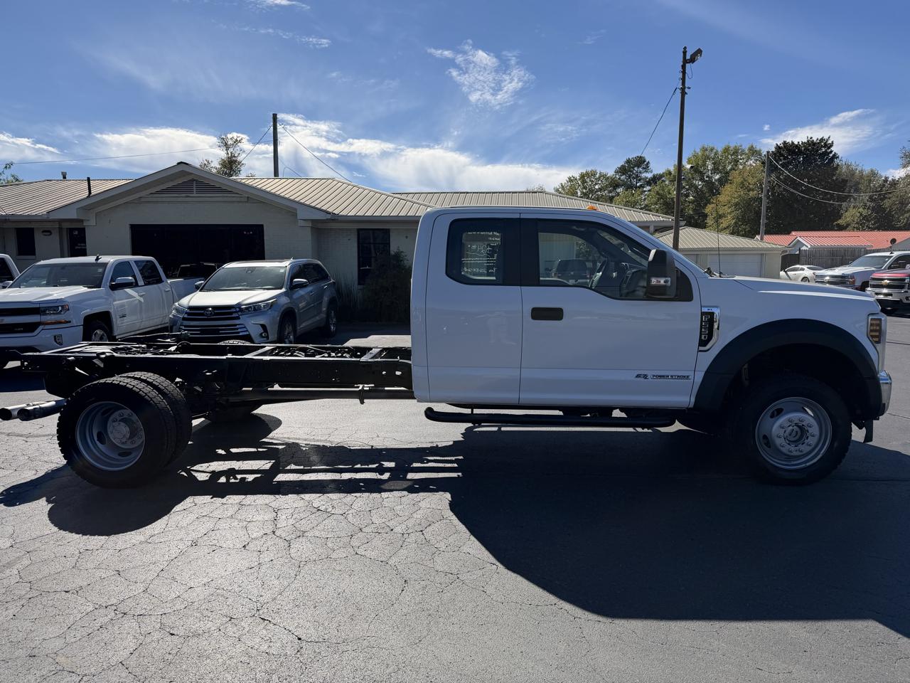 Ford Super Duty F-550 DRW XL 4WD SuperCab 192" WB 84" CA 2019