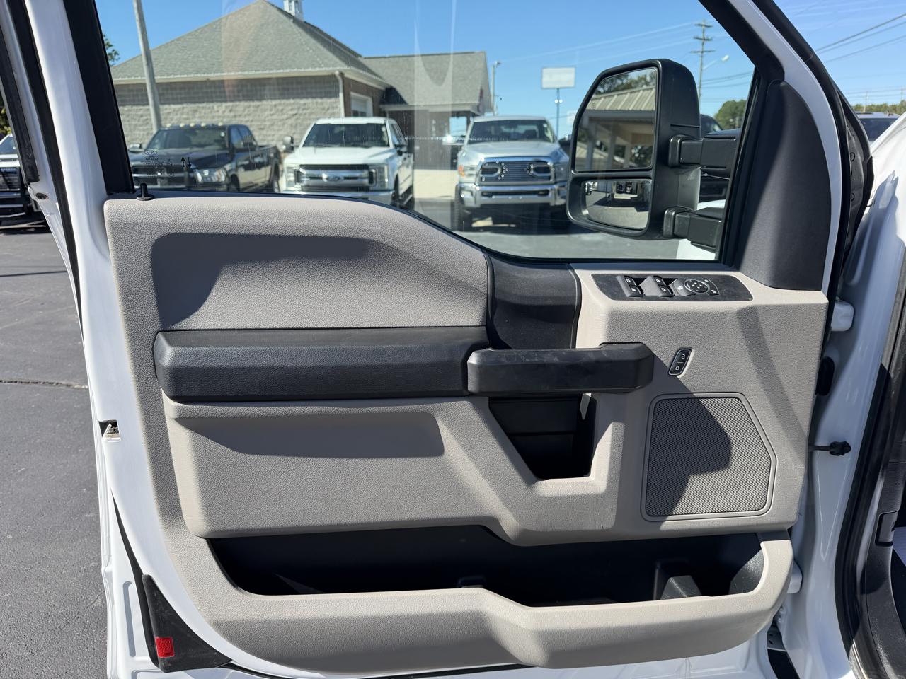 Ford Super Duty F-550 DRW XL 4WD SuperCab 192" WB 84" CA 2019