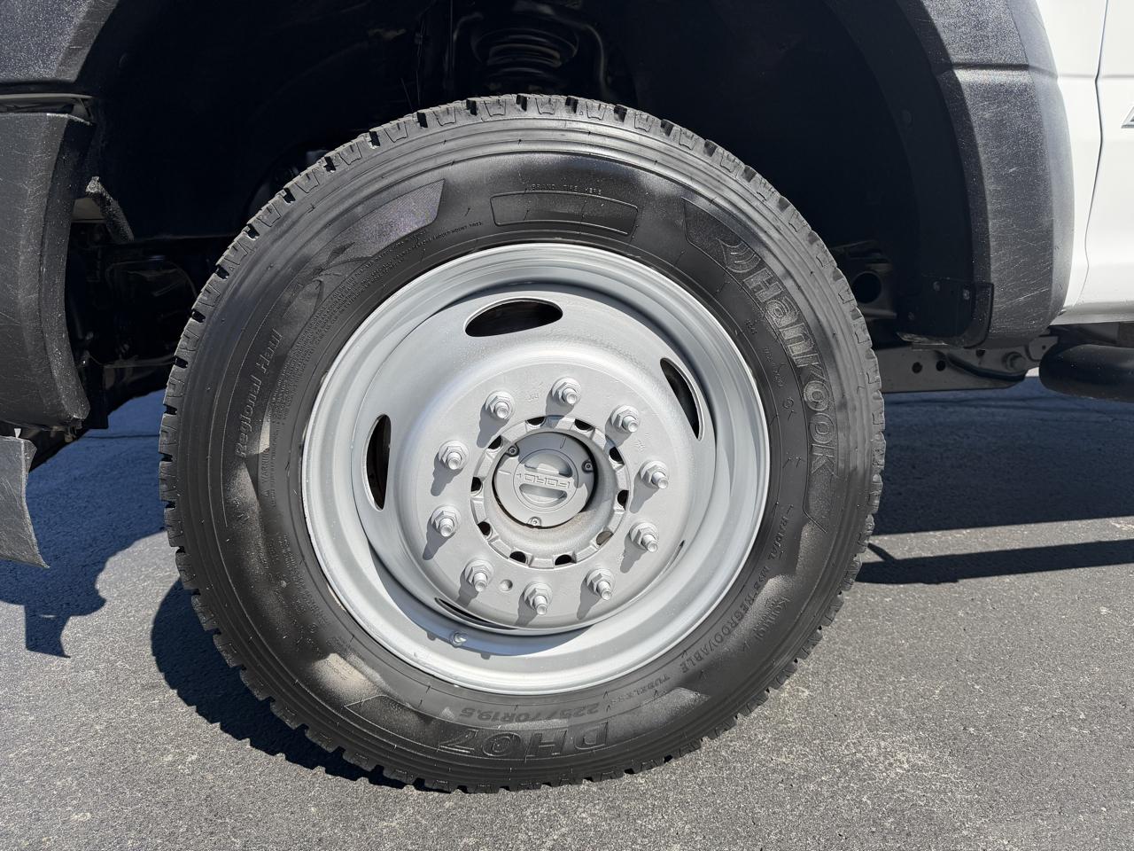 Ford Super Duty F-550 DRW XL 4WD SuperCab 192" WB 84" CA 2019