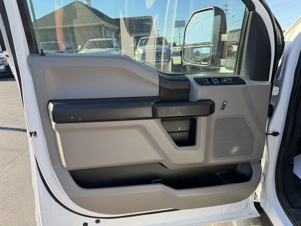 Ford Super Duty F-350 DRW XL 4WD Crew Cab 179" WB 60" CA 2021