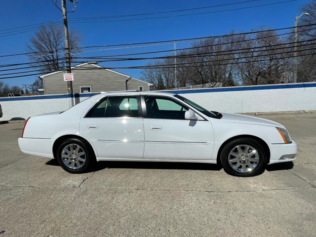 Cadillac DTS 4dr Sdn w/1SA 2010