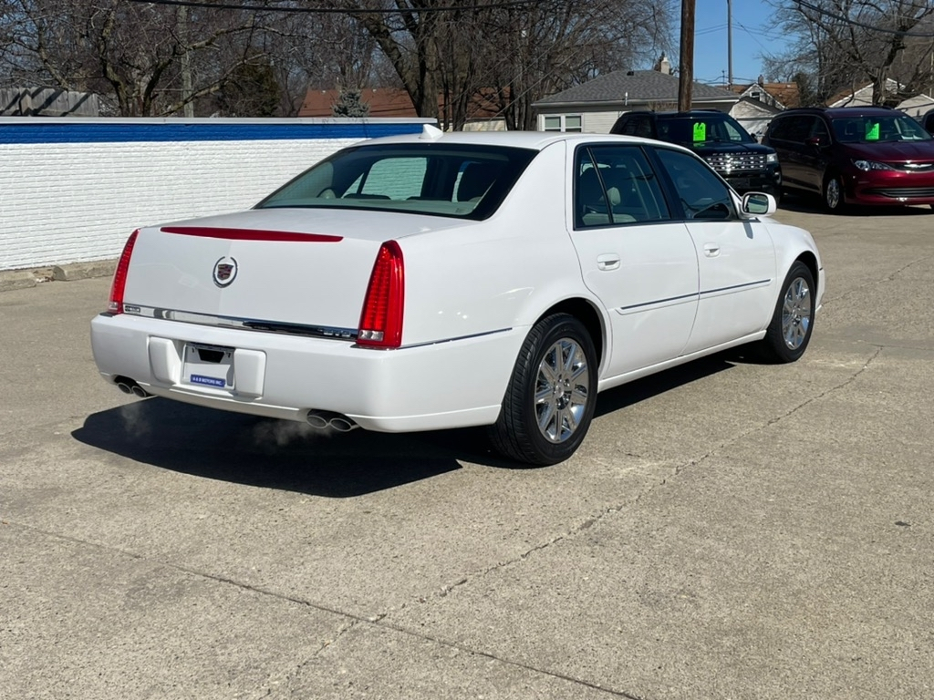 Cadillac DTS 4dr Sdn w/1SA 2010