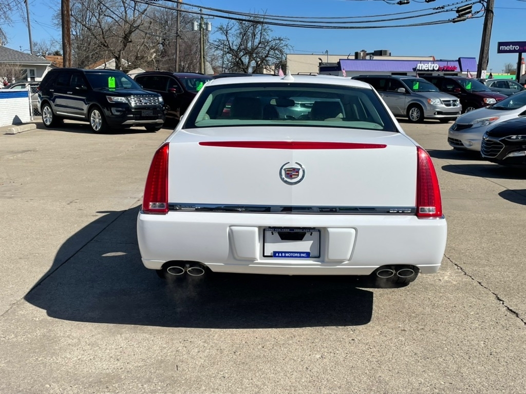 Cadillac DTS 4dr Sdn w/1SA 2010