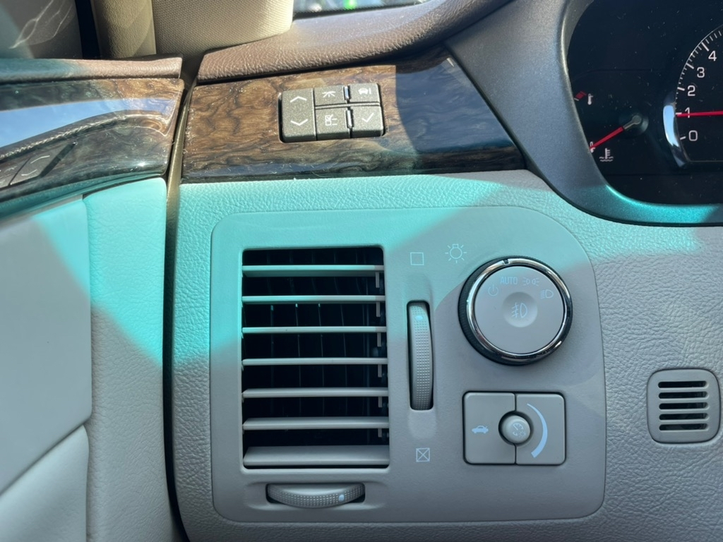 Cadillac DTS 4dr Sdn w/1SA 2010