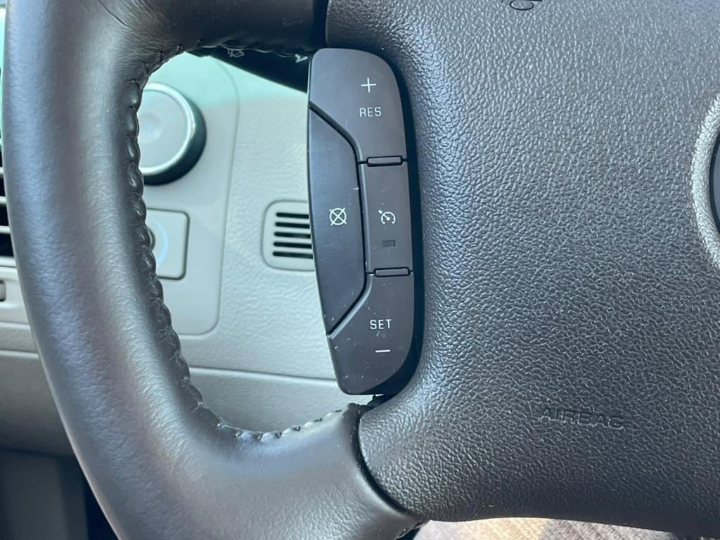 Cadillac DTS 4dr Sdn w/1SA 2010