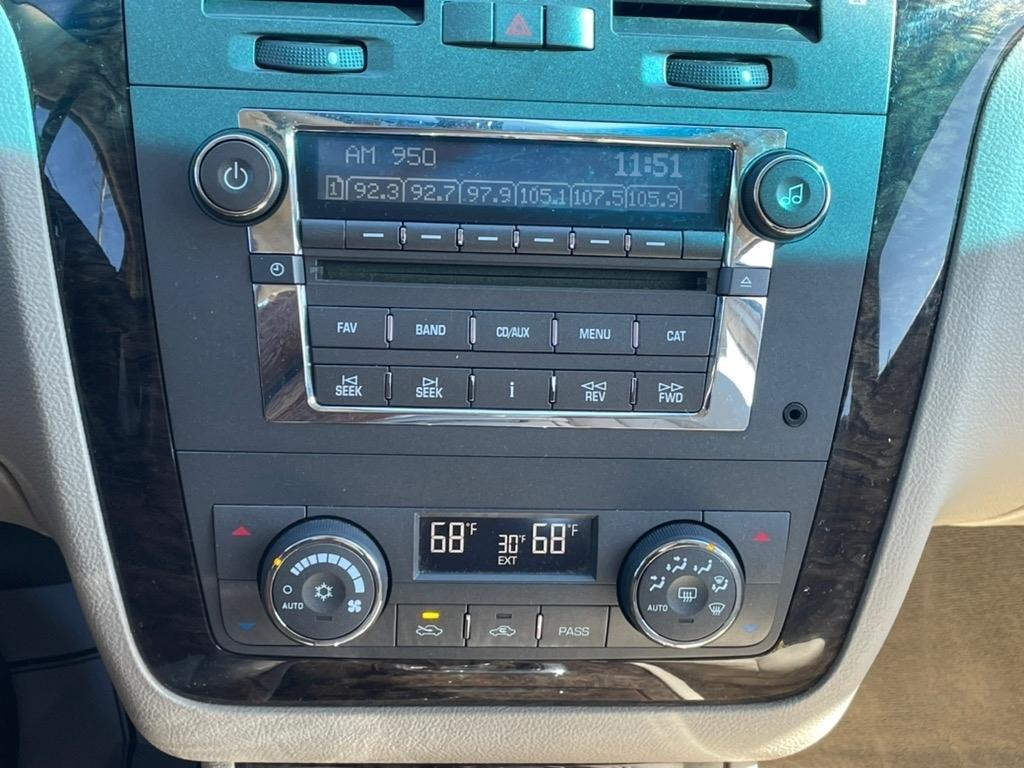 Cadillac DTS 4dr Sdn w/1SA 2010