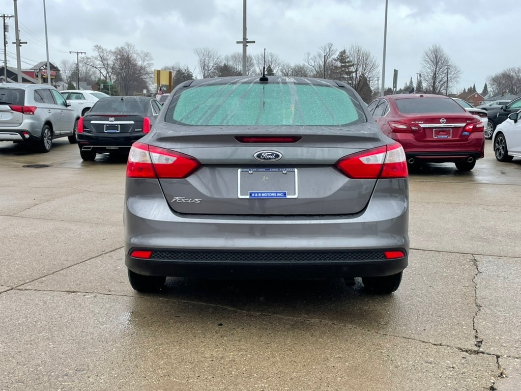 Ford Focus 4dr Sdn S 2012