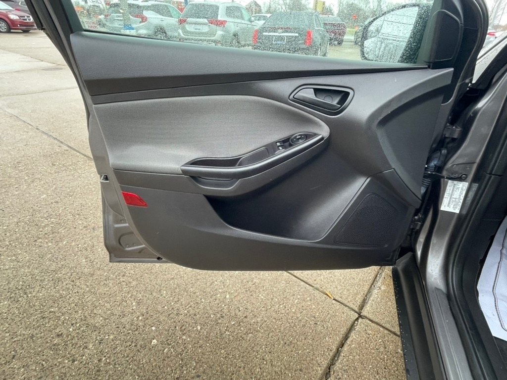 Ford Focus 4dr Sdn S 2012