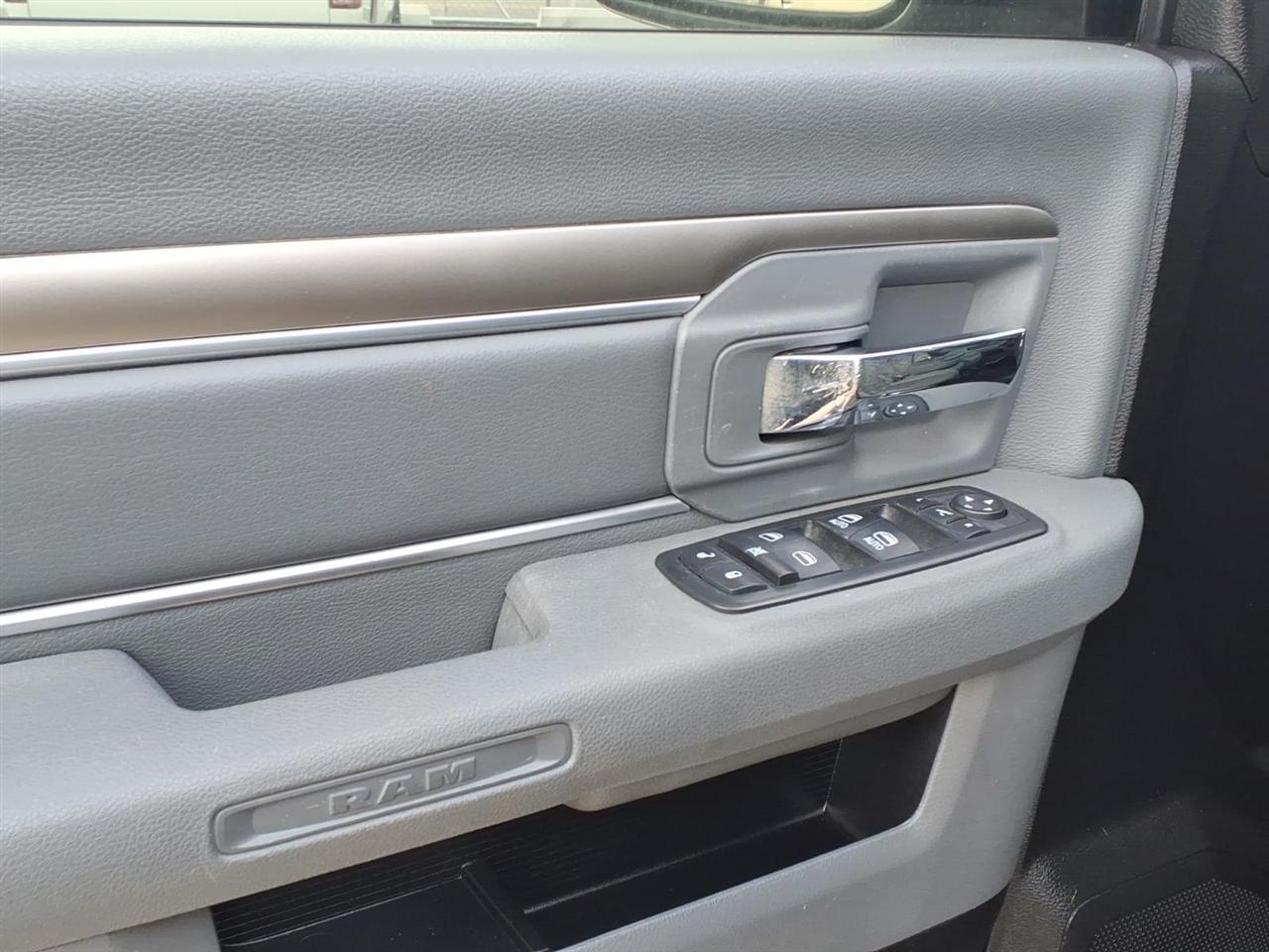 RAM 1500 4WD Crew Cab 140.5" SLT 2016