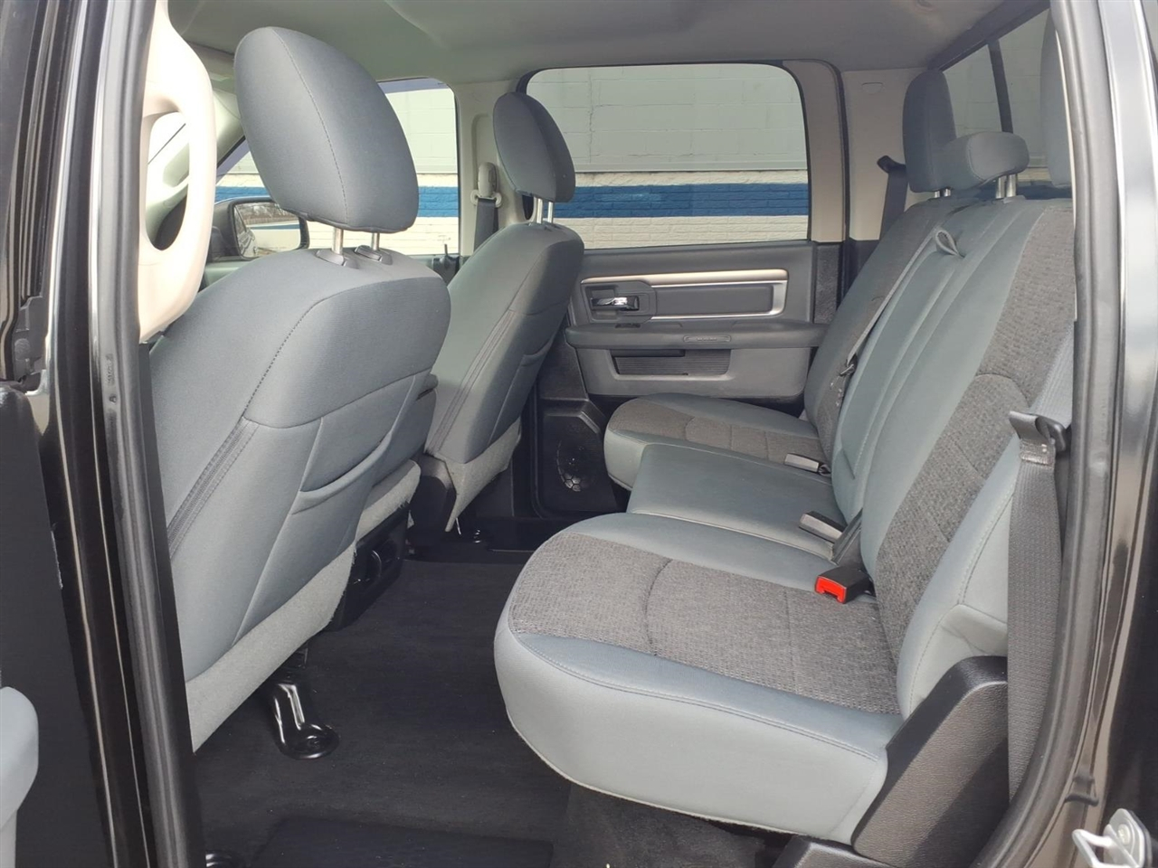 RAM 1500 4WD Crew Cab 140.5" SLT 2016