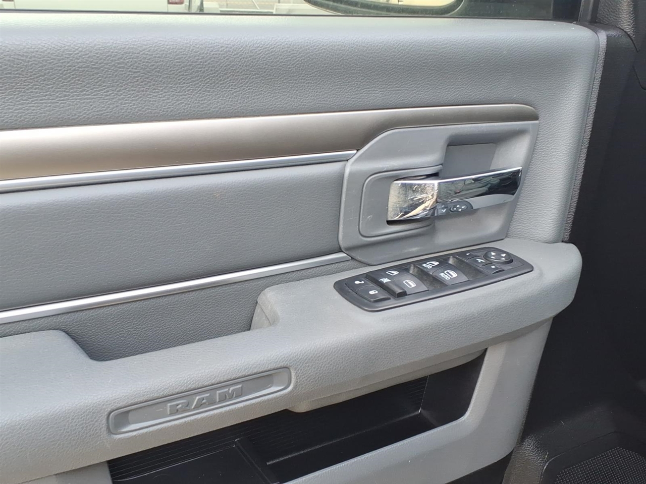 RAM 1500 4WD Crew Cab 140.5" SLT 2016